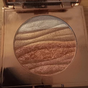 Blush and highlight  - En Blush n highlight ifrån W7, jättefin, men kom tyvärr aldrig till användning.