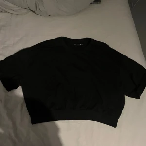 Kortärmad croptop  - Svart kortärmad croptop från Lager157, storlek XL. Använd 1 gång. Fungerar även bra till träning