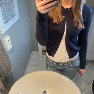 Marinblå kofta - Hej! Säljer en söt marinblå kofta i storlek S i bra skick. Köpt på zalando💞