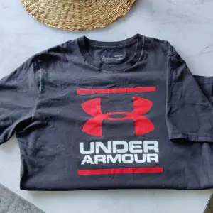 Mörkgrå Under Armour t-shirt, röd text stl s/m