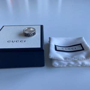 Gucci ring i åkta silver, väldigt sparsamt använd. Snyggt till killar och tjejer