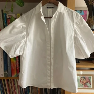 Massimo dutti blus - Superfin blus från massimo dutti! Finare tyg så funkar toppen till finare sammanhang💞  Kan mötas upp i Lund men också skicka (köpare står för frakten).