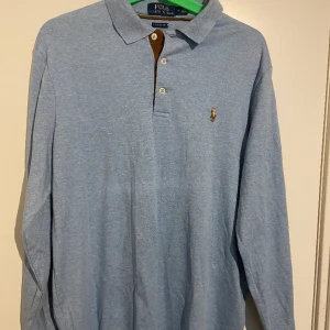 Ralph Lauren Rugby Tröja  - Ralph Lauren Rugby Tröja i fint skick, endast lite skrynklig på bild | Storlek M | Färgen Ljusblå | Pris - 449kr | Skriv för frågor eller annat. (Kolla min profil för ytterligare feta kläder, kan lösa paketpris)