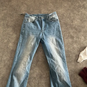 Jätte fina blåa jeans till salu! 🩵 - Jag säljer dessa byxor! Dem är ljusa blåa med jätte dina fickor! En sånger grej man spänner fast bälten i har gått sönder, de kanske går att sy ihop 🤷‍♀️ Skriv för fler bilder ❣️