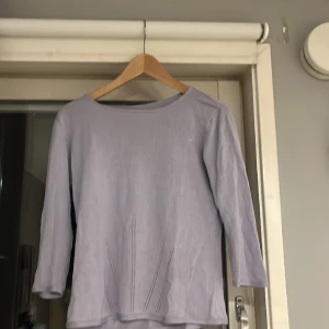 Trekvartsermad tröja - Jag säljer denna tröja eftersom jag inte använder den. Den är i bra skick. Lappen på vart den är ifrån och storlek har lossnat så jag vet inte vilken butik eller vilken storlek det är.