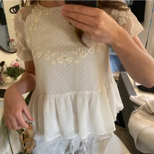 Fin topp! - Säljer denna fina topp då den ej kommer till användning! LÅNAD BILD!!  