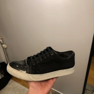 Lanvins - Svarta lanvins i storlek uk8 som motsvarar 42-43. Skorna är i använt skickdärav priset. Först till kvarn🙃