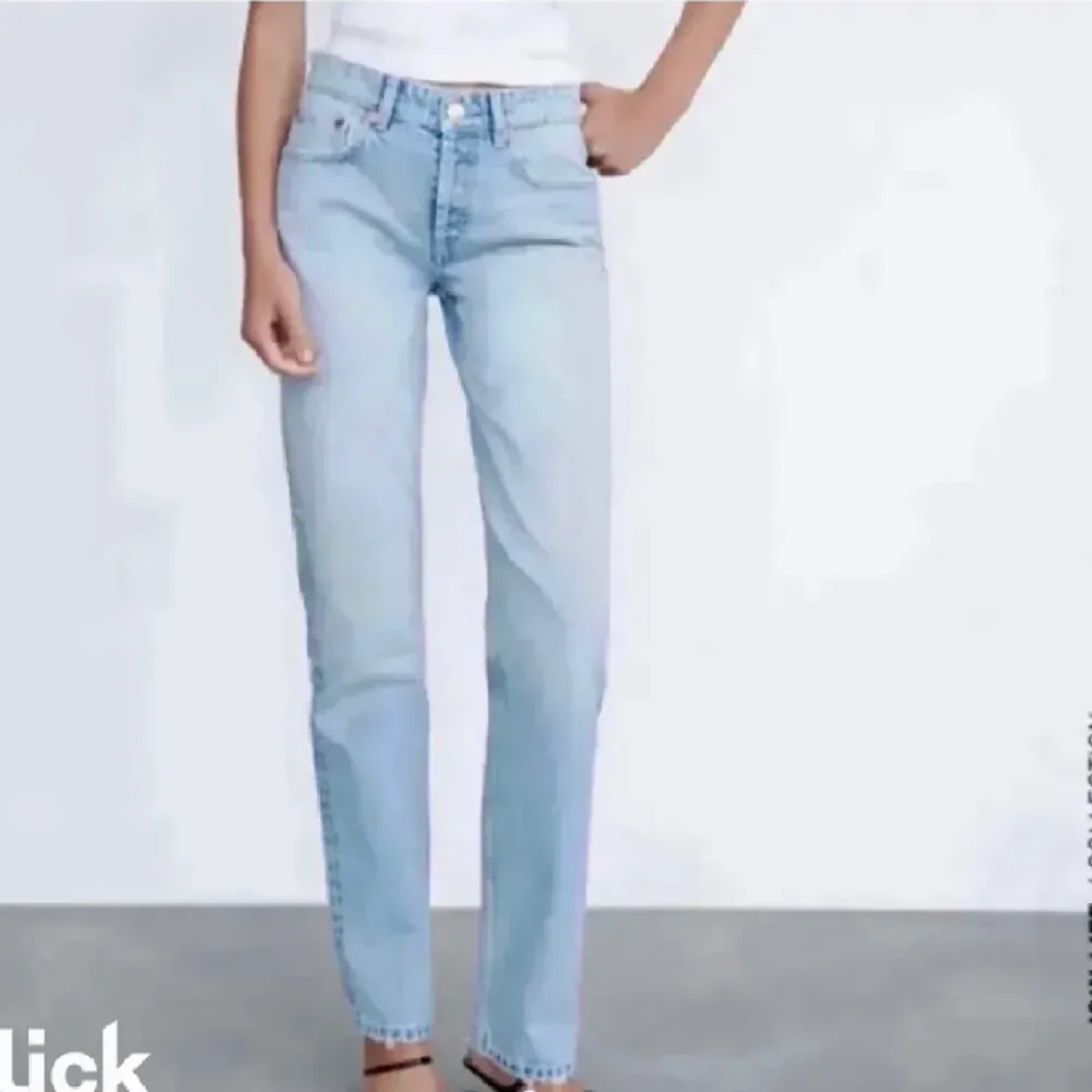 jeans från zara! andvända men mycket bra skick (lite ljusare i färgen). Jeans & Byxor.