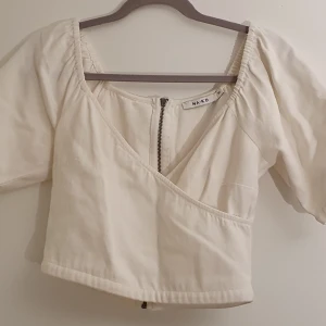 Topp i vit denim - Den är i väldigt mjukt denimtyp och därför bekväm jämfört med hur denimtoppar brukar vara. Nyskick.