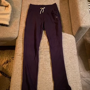 Gant byxor - Gant mjukis-byxor som är väldigt bekväma samt elastiska. Byxorna är perfekta för en slapp dag. Ett väldigt populärt märke som har utomordentlig kvalitet. Hör av er om ni vill ha fler bilder eller om ni har någon fråga. Pris kan diskuteras. 😁