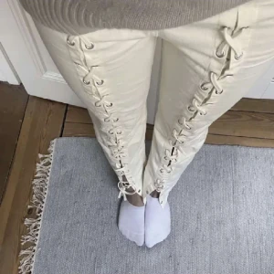 & other stories byxor  - Säljer ett par snygga byxor från & other stories med coola detaljer som inte längre säljs! De är dock för stora då jag bär 34🌸 skulle säga att den passar 36/38🩷