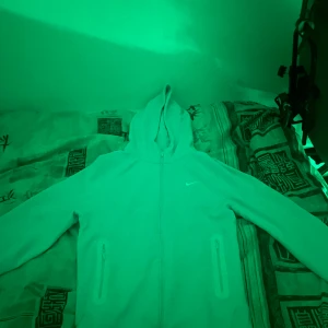 Nike nocta teech fleece  - Helt ny Nike nocta tech fleece oanvänd bra kvalitet.byxorna är lite stora där nere men skulle nog passa bra är för kort för dom. Storleken är lite oklar runt M/L Byten funkar utmärkt!