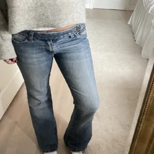 Lågmidjade jeans  - Säljer vidare dessa lågmidjade jeans som jag köpt här på plick. De var tyvärr för stora. Midjemått tvärsöver: 40cm, innerbenslängd: 80cm! Lånade bilder från tjejen jag köpte.  Obs knapp i saknas men funkar jättebra att använda utan! 
