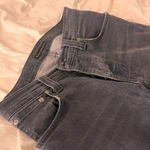 Tjena säljer dessa överfeta Nudie grim tim jeans. Säljer pga att de är för små. Nypris:1600kr mitt pris 549kr Frågor eller funderingar så är det bara att svara.