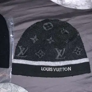 Lv mössan 700kr,moncler mössan 500kr båda 1000kr