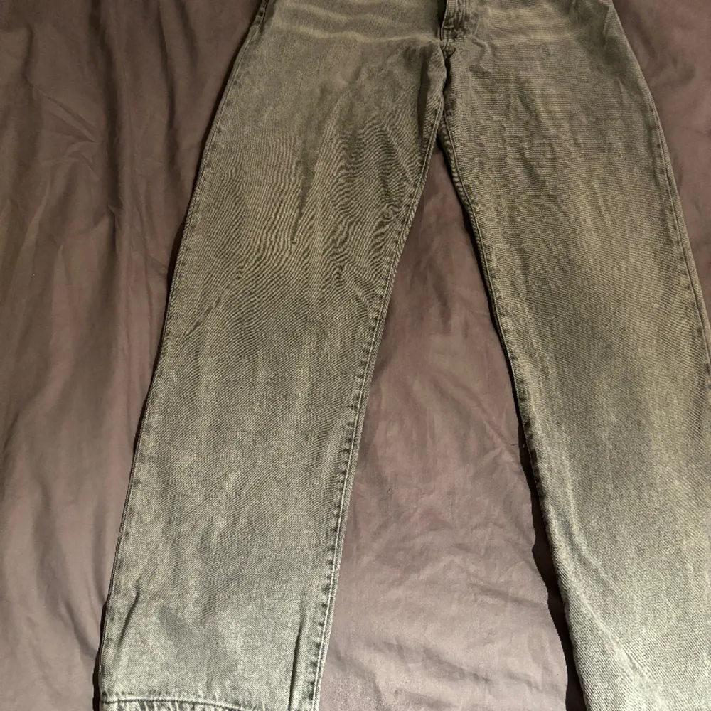 Sprillans nya woodbird jeans || storleken på byxorna är 31/34 || färgen på byxorna är Leroy Ash Grey || de är ett super bra skick på byxorna dom är helt nya || ny pris på byxorna 999 kr || frågor och funderingar kontakta oss || mvh Nordic sellout. Jeans & Byxor.
