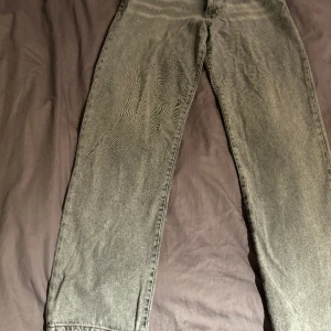 Woodbird jeans - Sprillans nya woodbird jeans || storleken på byxorna är 31/34 || färgen på byxorna är Leroy Ash Grey || de är ett super bra skick på byxorna dom är helt nya || ny pris på byxorna 999 kr || frågor och funderingar kontakta oss || mvh Nordic sellout