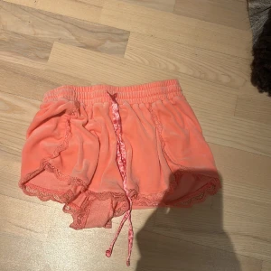 Hunkemöller - Säljer dessa jätte snygga pyjamas shorts, har aldrig använt då jag har andra färger som jag föredrar. Men är i nyskick och säljer för ett billigt pris då jag inte vill ha dem.