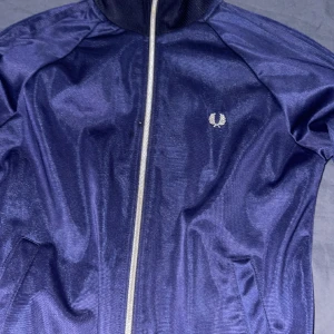 Fred perry zip - Fred perry zip. Köpt för 1500, har använt 2-3 gånger men är som ny. S men passar mer xs