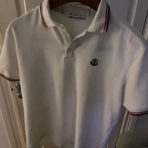 M polo - XL - Tja! Säljer denna feta M polo i vit. XL. DM för fler frågor