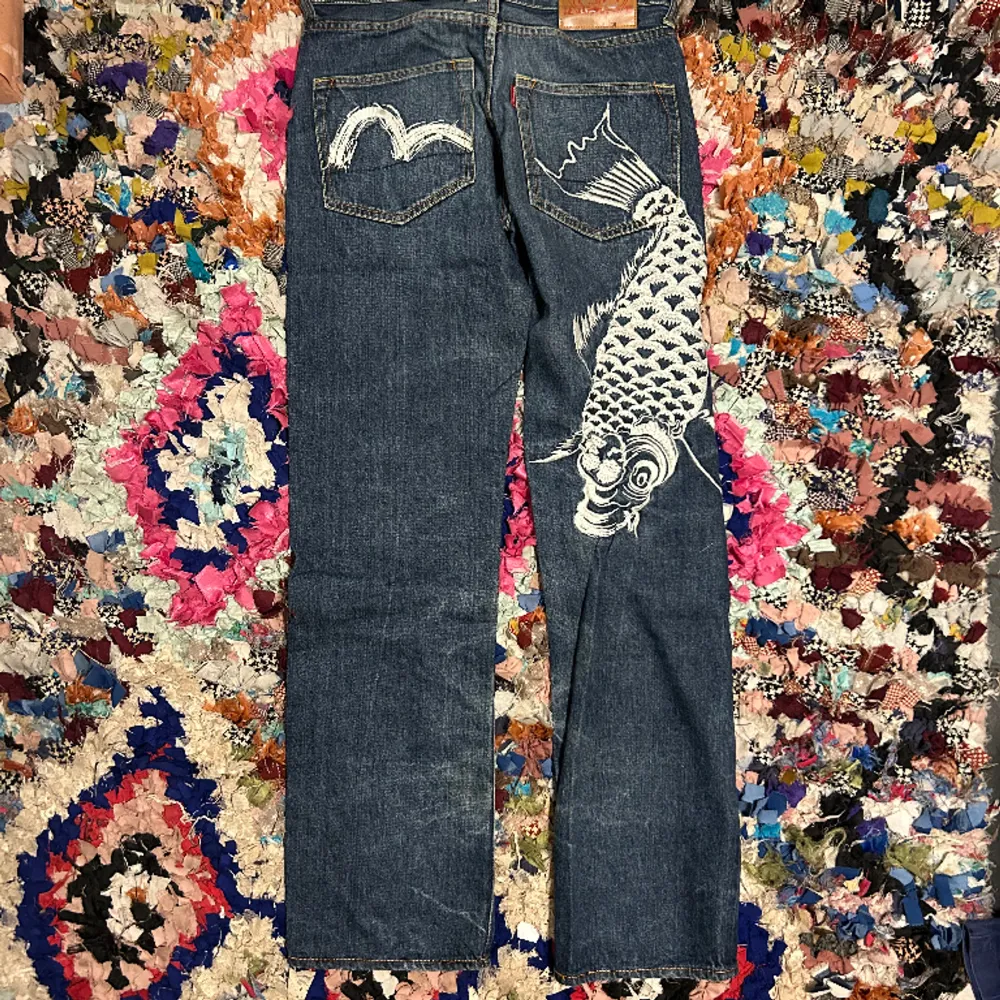 Hej!  Säljer dessa evisu jeans. Otrolig brodyr på baksidan av jeansen. Inhandlade för många år sedan, men har blivit lite osäker på äktheten därav priset.   Storleken är 30.  Hör av dig om du har några frågor!. Jeans & Byxor.