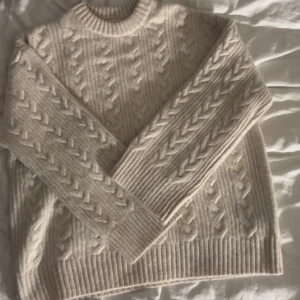Kabelstickad Tröja - H&M - Mysig vit/ beige kabelstickad tröja från H&M🫶🏼 knappt använd så typ nyköpt skick. Storlek S - skriv för fler bilder! 