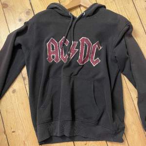 Säljer nu min AC/DC hoodie då den börjar bli för liten för mig. 