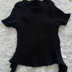 Snygg tishirt  - Snygg tishirt , med knyt bakåt! 