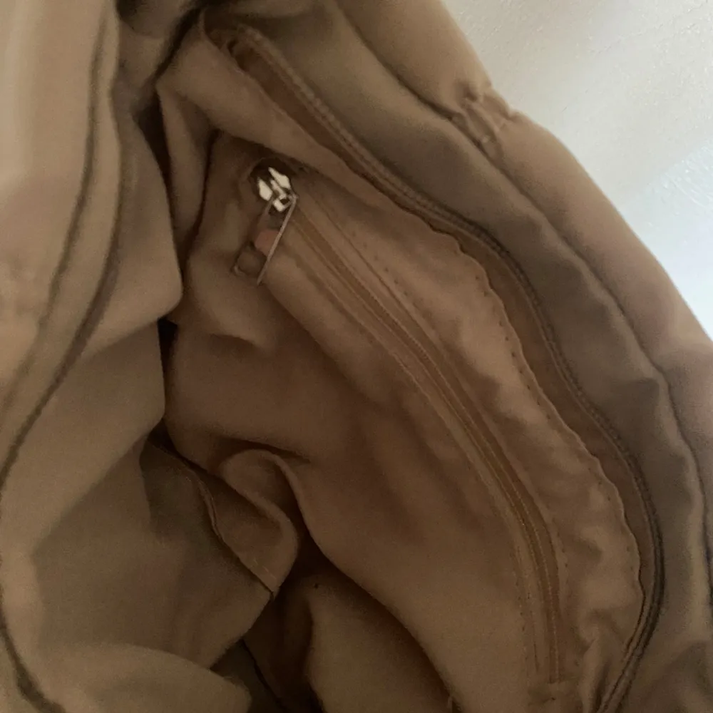 Beige väska från Gekås, aldrig använd så den är i nyskick. Nypris 149kr. Laukut & Käsilaukut.