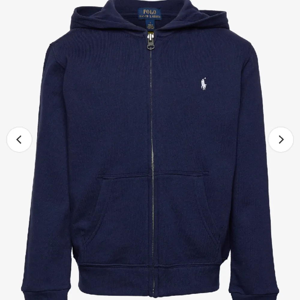 Säljer denna super fina polo tröjan pga att den är för liten!. Hoodies.