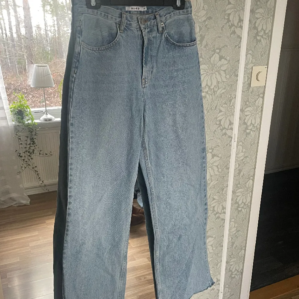 Så fina blå jeans i en vid modell✨ Storlek 38, försluts med dragkedja och en knapp. Jag är 168cm lång. Rätt tight passform på mig då jag normalt är en 40. Superenkelt att klippa dem kortare då kanten är rå från början! . Jeans & Byxor.