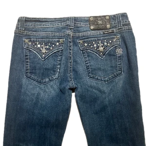 Miss me jeans  - Mörkblåa miss me jeans som är lågmidjade och bootcut❤️ de är i fint skick utan fläckar, midjemåttet tvärs över är 41 cm och Innerbenslängden är 79cm❤️ Jag är 168cm lång, tryck gärna på köp nu🙌