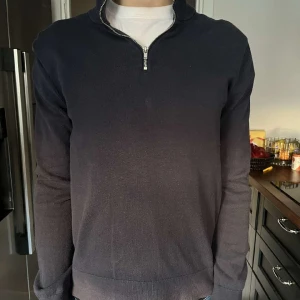 Half zip tröja  - Säljer en mörkblå half zip tröja från Brothers använd några ggr men rätt bra skick! 8/10 Hör av dig om du har några frågor eller funderingar!