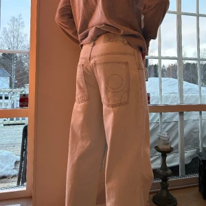 Eytys jeans titan - Säljer helt oanvända eytysjeans i modell titan. Färg white stone. Har även snören på insidan för att slippa använda skärp Storlek 32/32