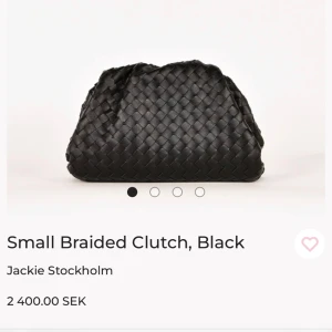 Svart braided clutch  - Säljer min jättefina clutch väska från Jackie! Nypris 2400kr, och min är knappt använd och i nästintill nyskick. Liknar bottega clutch bag🥰