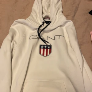 Gant hoodie - Knappt använd. Inga märken eller liknande. Vit och fräsch.