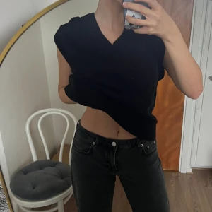 Stickad väst - Stickad väst från BikBok i strl S. Går att styla med eller utan skjorta under, och snyggt tillsammans med kjol eller jeans! Endast testad.