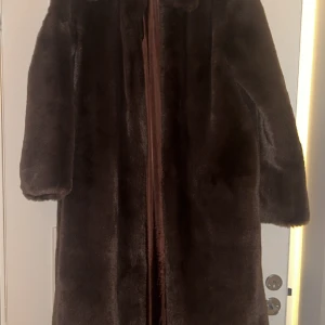 Mjuk kappa - Mörkbrun vinter kappa från NAKD, använd två gånger. Storlek 38.