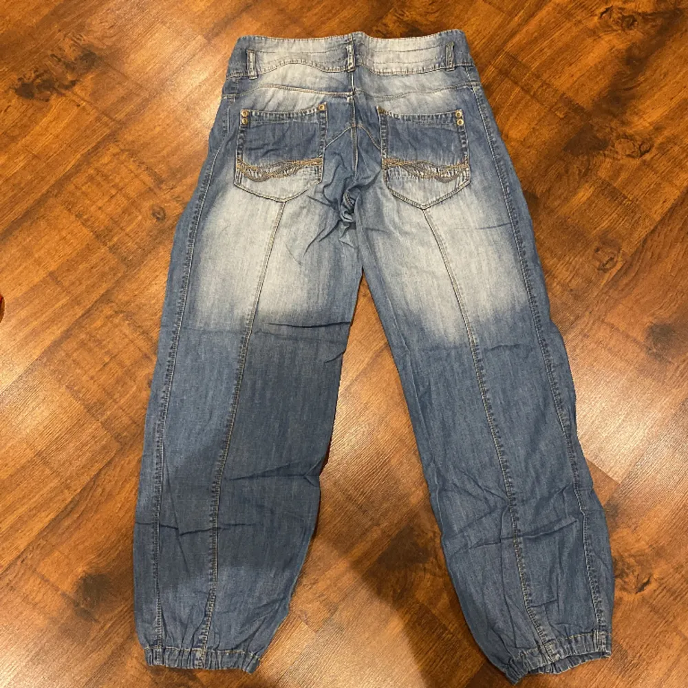 Jeans från lindex i en baggy modell. Strl 42. . Jeans & Byxor.