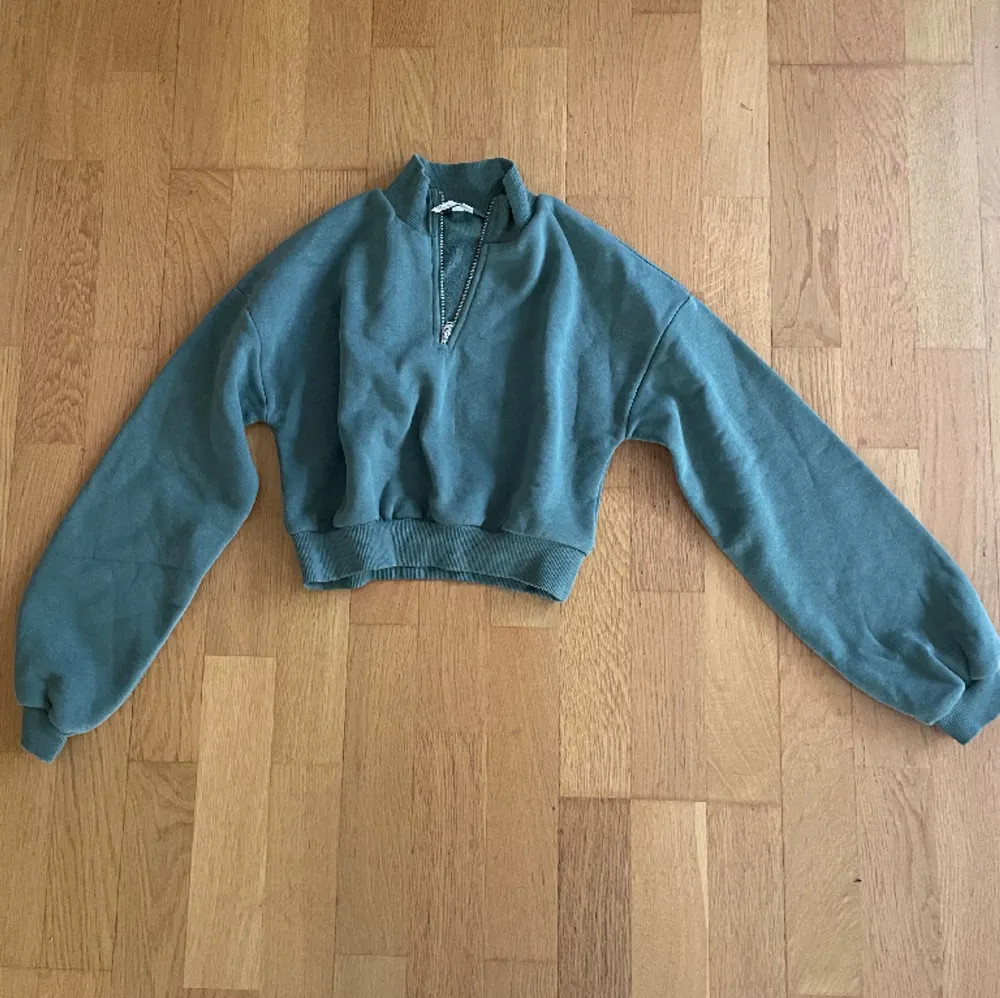 Cropped sweatshirt med dragkedja från NLY trend i storlek XS. Använd många gånger. Nypris för 229kr  💚🫧🍀🐚🍃🧚. Tröjor & Koftor.