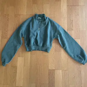 Cropped sweatshirt med dragkedja från NLY trend i storlek XS. Använd många gånger. Nypris för 229kr  💚🫧🍀🐚🍃🧚