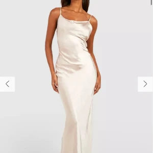 Balklänning - Säljer en champagnefärgad balklänning i satin från Boohoo då jag hittat en annan balklänning. Ej använd och har lappen kvar. 