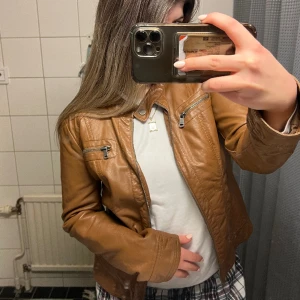 Brun skinn jacka  - Sååå fin!! Storlek 40 men passar mig som brukar ha S/M🤗