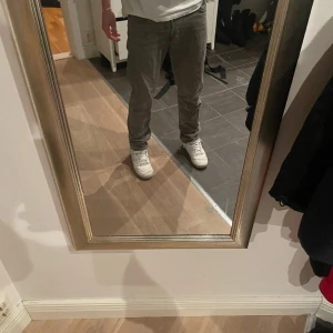Gråa Jack and Jones jeans  - Loose/chris jeans  Storlek 31/32  Säljer för att dem ej kommer till användning 