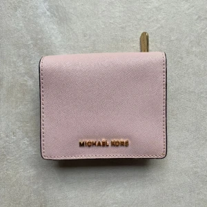 Michael Kors plånbok - Snygg plånbok! Pris kan diskuteras❤️