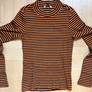 Långärmad tröja - Långärmad tröja från monki i bra skick💕💕💕 skriv om ni vill se fler bilder