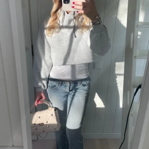 Hoodie - Såå fin hoodie säljer då den inte kommer till användning. 10/10 skick. Perfekt nu till våren 🫶🏼