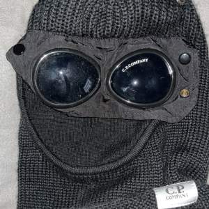 Säljer en c.p company mask eftersom att den inte kommer till användning, en knapp saknas som gör att glasögonen håller uppe (bild 2) annars inga skador. Kan sälja för lägre vid snabbare affär.
