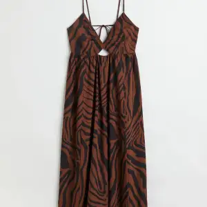 Säljer mina fina brun zerba kläning. Köpte den förra året. Så bra skick och så fin på! Lång. Köparen står för frakten💞