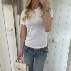 Vit t-shirt - Såå fin t-shirt i vit, lite kortare så passar perfekt till lågmidjade jeans. Bra skick.